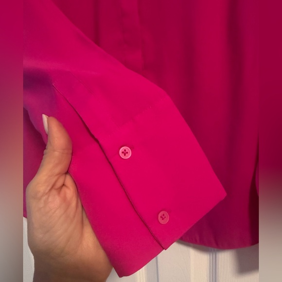 Exprés Slim Portofino Fuchsia Classic Button-Front Blouse in size medium - Picture 9 of 10